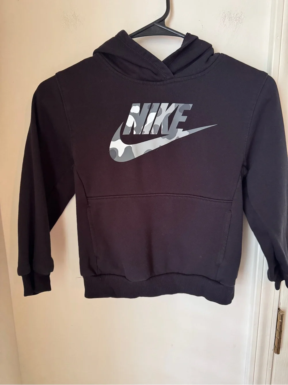 Nike Kids Black Hoodie with Grey Camo Logo Size 7‎